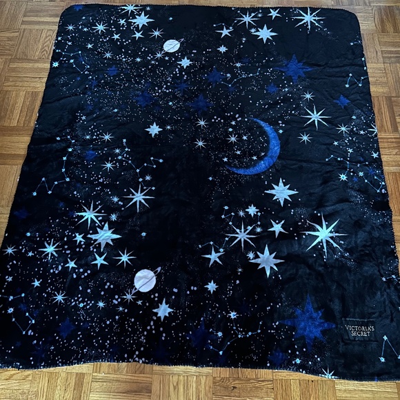 FREE SHIPPING Victoria’s Secret galaxy throw blanket 🌌 - Picture 1 of 3